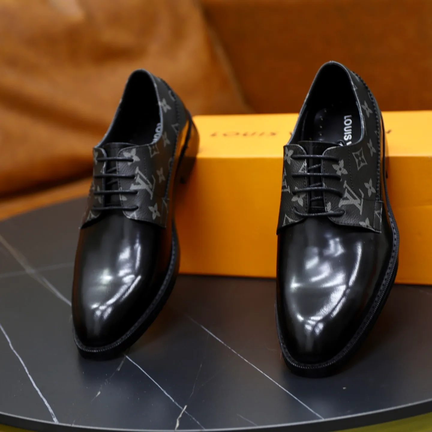 Ex-factory price: 500💰🙅‍♂️🙅‍♂️🙅‍♂️ Brand: LV Louis Vuitton Standard code: Men's size 38-44 (45 can be customized) Grade: Same style as the official website Original order quality Material: Original cowhide surface Comfortable sheepskin lining Original outsole Style category: Men's fashionable casual leather shoes Distinguished big-name luxury elements Top luxury Color: actual picture color